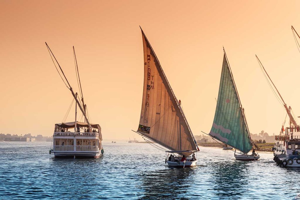 Transporte de barco e cruzeiro no Egipto